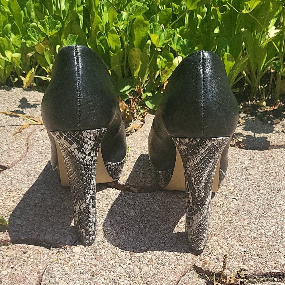LIKE NEW Le Chateau Black & Gray Leather & Mock-Snake Platform PeepToe Heels 7.5 - Picture 13 of 14